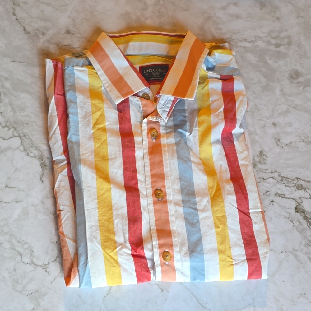 NWOT Men's Small UntuckIt short sleeve button up shirt with stripes